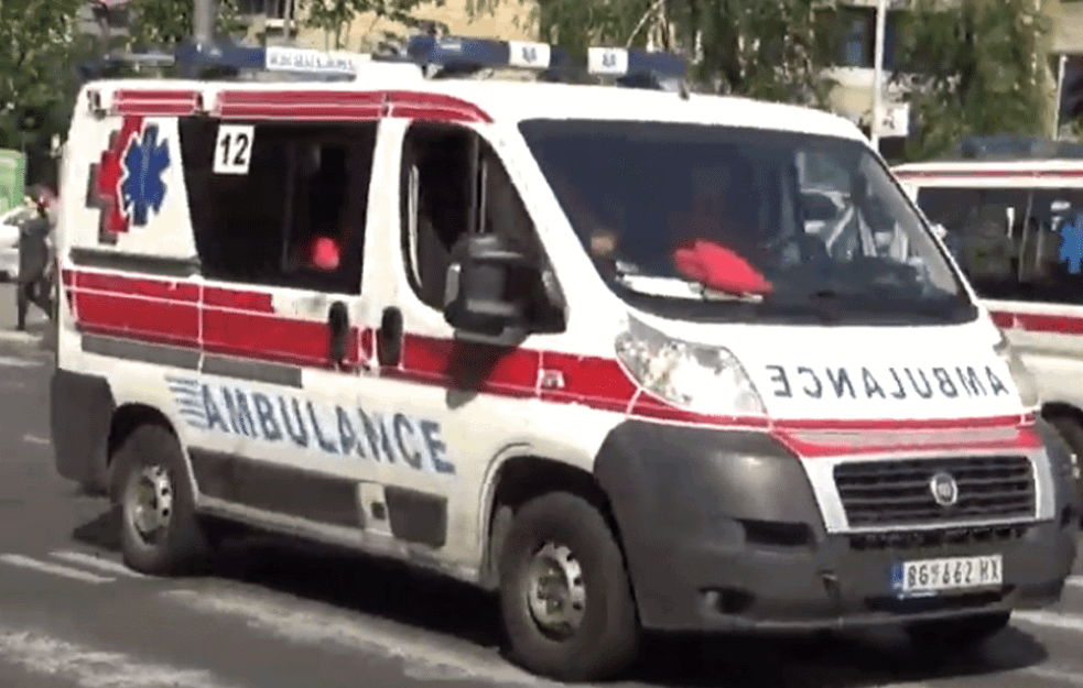 TEŽAK SAOBRAĆAJNI UDES U ZEMUNU: Sudarili se kamion i automobil, DVOJE POVREĐENO! 

